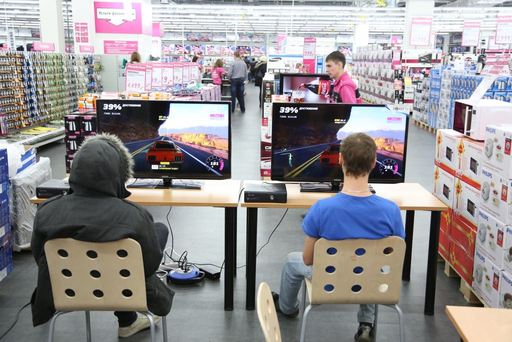 BUKA - Фотоотчёт с турнира по Forza Horizon в Екатеринбургском магазине MediaMarkt